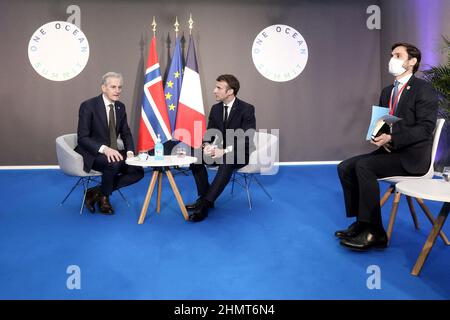 Brest, Francia. 11th Feb 2022. Le président de la république, Emmanuel Macron s'entritient avec le Premier ministre norvégien Jonas Gahr Store durant le One Ocean Summit, Brest, Francia, le 11 février 2022. Photo by © Stéphane Lemouton/Pool/ABACAPRESS.COM Credit: Abaca Press/Alamy Live News Foto Stock