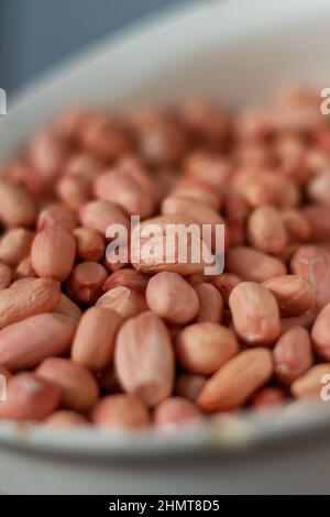 Le arachidi del raccolto di autunno sono selezionate per piantare il closeup. Profondità di campo poco profonda Foto Stock