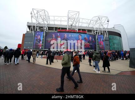 Manchester, Regno Unito. 12th febbraio 2022. I tifosi arrivano prima della partita della Premier League a Old Trafford, Manchester. Il credito d'immagine dovrebbe leggere: Andrew Yates / Sportimage Credit: Sportimage/Alamy Live News Credit: Sportimage/Alamy Live News Foto Stock