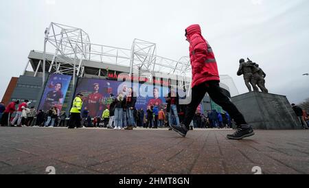 Manchester, Regno Unito. 12th febbraio 2022. I tifosi arrivano prima della partita della Premier League a Old Trafford, Manchester. Il credito d'immagine dovrebbe leggere: Andrew Yates / Sportimage Credit: Sportimage/Alamy Live News Credit: Sportimage/Alamy Live News Foto Stock