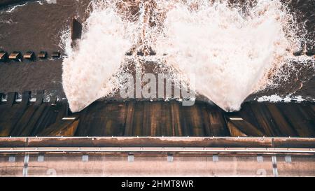 Spruzzi d'acqua dal canale di fuoriuscita Foto Stock