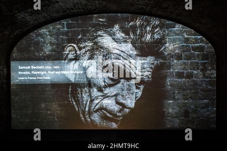 Un'immagine del famoso autore e drammaturgo irlandese Samuel Beckett è proiettata su un muro nel Museo Irlandese dell'emigrazione (EPIC) a Dublino, Irlanda. La a Foto Stock