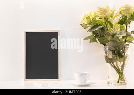 Lavagna In Ardesia Bianca E Sfondo In Legno - Fotografie stock e altre  immagini di Lavagna - Lavagna, Ardesia, Spazio vuoto - iStock