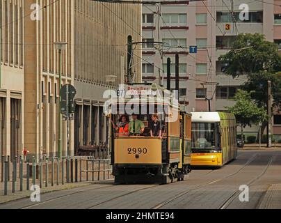 Berlino, Germania. Agosto 10, 2018. L'evoluzione del tram. Il tram vecchio e nuovo. Una differenza di 100 anni. Trasporti urbani elettrici nell'Unione europea Foto Stock
