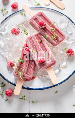 Sorbetto gelato dolce fatto di lamponi. Lamponi sorbetto gelato alle erbe. Foto Stock