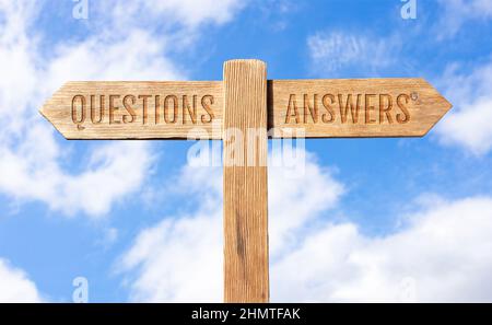 Domande o risposte. Cartello in legno con messaggio su sfondo cielo Foto Stock