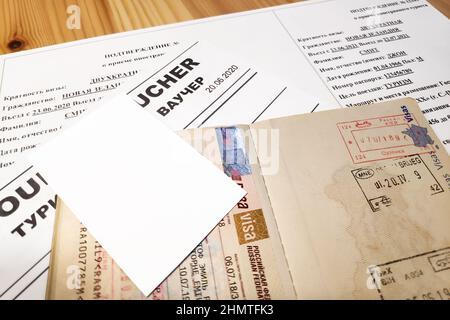 Ha aperto il passaporto francese sulla parte superiore di un modulo di richiesta per un visto turistico russo. Foto Stock