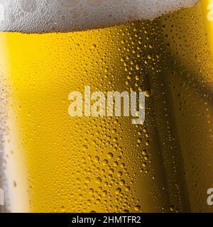 Primo piano da un bicchiere di birra freddo Foto Stock