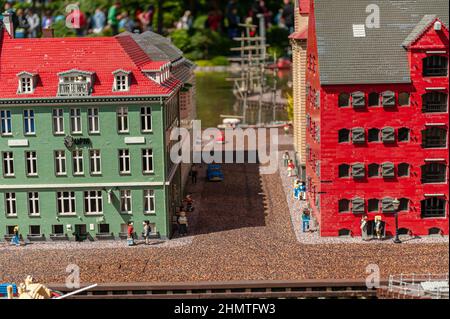 Billund, Danimarca - Giugno 25 2011: LEGO MODEL ogf una casa verde e un magazzino rosso Foto Stock