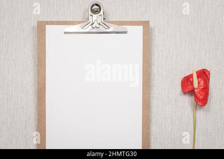 Modello di portadocumenti in legno con spazio vuoto per loghi, iscrizione pubblicitaria. Foto Stock