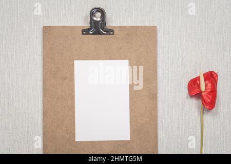 Modello di portadocumenti in legno con spazio vuoto per loghi, iscrizione pubblicitaria. Foto Stock