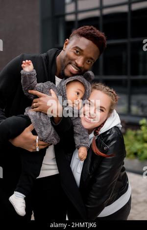 Neonato Africano Bello Divertendosi All'aperto Con Le Bolle Di Sapone  Fotografia Stock - Immagine di ragazzi, bambako: 108246094