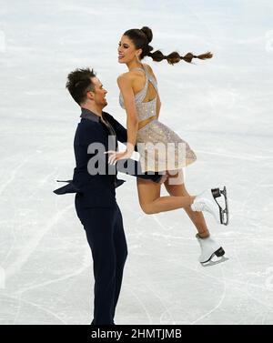 Il senecale dell'Armenia Simon Proulx e Tina Garabedian durante la Danza del ghiaccio - Danza del ritmo allo Stadio al coperto della capitale il giorno otto dei Giochi Olimpici invernali di Pechino 2022, Pechino, Cina. Data foto: Sabato 12 febbraio 2022. Foto Stock