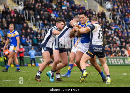 Leeds, Regno Unito. 12th Feb 2022. Zane Tetevano #13 di Leeds Rhinos inizia una mossa di attacco a Leeds, Regno Unito il 2/12/2022. (Foto di Simon Whitehead/News Images/Sipa USA) Credit: Sipa USA/Alamy Live News Foto Stock