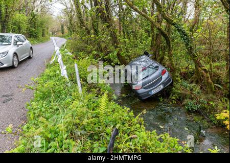 Auto nel fosso vicino Ballinspittle, Co. Cork Picture. John Allen Foto Stock