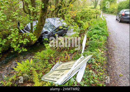 Auto nel fosso vicino Ballinspittle, Co. Cork Picture. John Allen Foto Stock