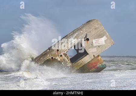 Le blockhaus du Hourdel dans la tempête, vagues géantes sur le monstre de béton. Foto Stock