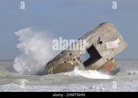 Le blockhaus du Hourdel dans la tempête, vagues géantes sur le monstre de béton. Foto Stock