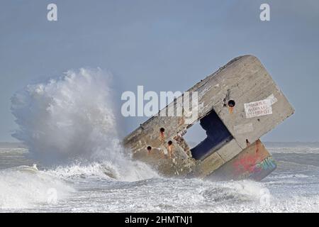 Le blockhaus du Hourdel dans la tempête, vagues géantes sur le monstre de béton. Foto Stock