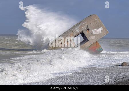 Le blockhaus du Hourdel dans la tempête, vagues géantes sur le monstre de béton. Foto Stock