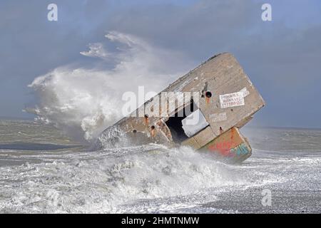 Le blockhaus du Hourdel dans la tempête, vagues géantes sur le monstre de béton. Foto Stock