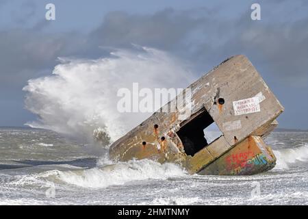 Le blockhaus du Hourdel dans la tempête, vagues géantes sur le monstre de béton. Foto Stock