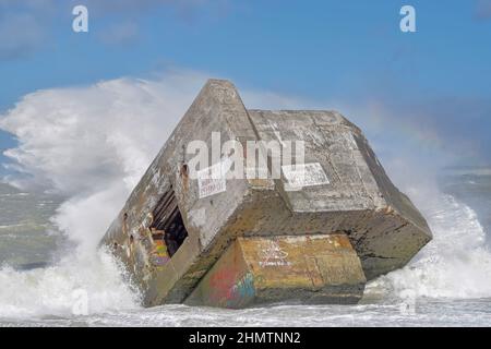 Le blockhaus du Hourdel dans la tempête, vagues géantes sur le monstre de béton. Foto Stock