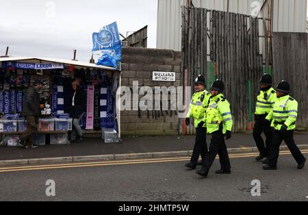 Liverpool, Regno Unito. 12th Feb 2022. Gli ufficiali di polizia passano un messaggio al nuovo direttore Everton Frank Lampard prima della partita della Premier League al Goodison Park di Liverpool. Il credito dell'immagine dovrebbe leggere: Darren Staples/Sportimage Credit: Sportimage/Alamy Live News Credit: Sportimage/Alamy Live News Foto Stock