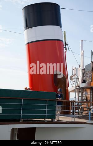 Vaporetto a pale Waverley al largo del molo di Helensburgh, Scozia Foto Stock