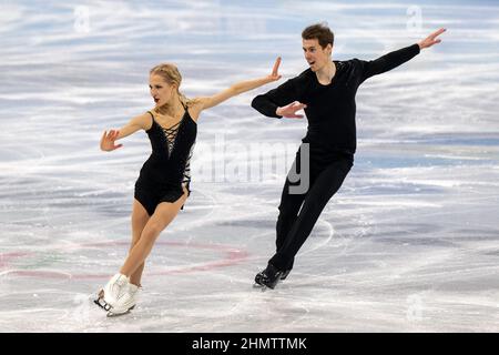 Pechino, Hebei, Cina. 12th Feb 2022. I ballerini di ghiaccio finlandesi Juulia Turkkila e Maksym Nikitin competono nella Danza del ritmo alle Olimpiadi invernali di Pechino 2022. (Credit Image: © Mark Edward Harris/ZUMA Press Wire) Credit: ZUMA Press, Inc./Alamy Live News Foto Stock