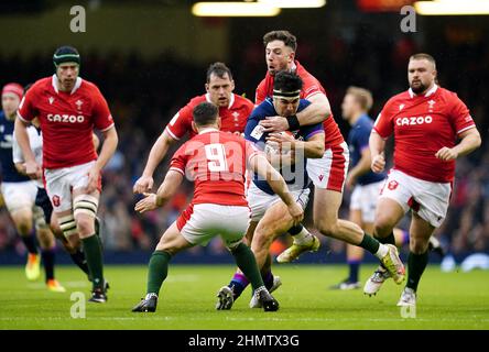 Alex Cuthbert del Galles affronta Stuart McInally della Scozia durante la partita Guinness Six Nations al Principality Stadium di Cardiff. Data foto: Sabato 12 febbraio 2022. Foto Stock