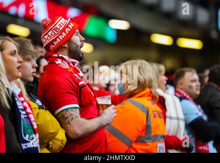 Cardiff, Galles, Regno Unito. Cardiff, Regno Unito. 12th Feb 2022. 12th febbraio 2022 ; Principality Stadium, Cardiff, Galles; 6 Nations International Rugby, Wales Versus Scotland; Fans sing the Welsh National inhem Credit: Action Plus Sports Images/Alamy Live News Credit: Action Plus Sports Images/Alamy Live News Foto Stock