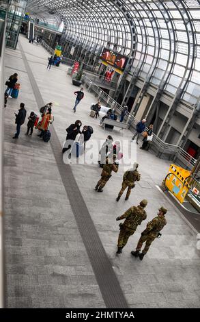 Vista ad alto angolo di un piccolo gruppo di soldati che pattuglia la stazione metropolitana di porta Susa, Torino, Piemonte, Italia Foto Stock