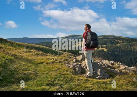 L''escursionista singolo dell''Herzogenhorn gode di una vista sul Feldberg nella Foresta Nera, Baden-Württemberg, Germania Foto Stock