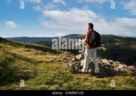 L''escursionista singolo dell''Herzogenhorn gode di una vista sul Feldberg nella Foresta Nera, Baden-Württemberg, Germania Foto Stock