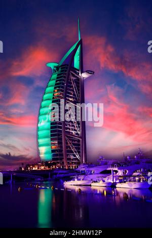 Luxushotel Burj al Arab bei Nacht, Jumeirah Beach, Dubai, Vereinigte Arabische Emirato, Naher Osten, Asien Foto Stock