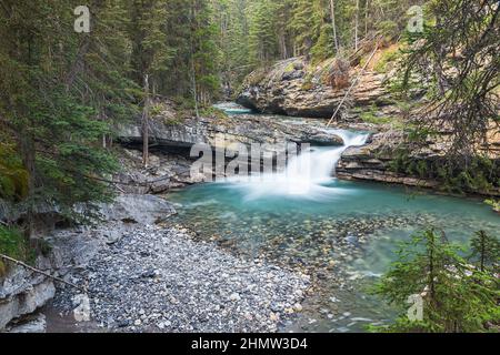 kaskade sul sentiero del Johnston Canyon presso il parco nazionale banff canada Foto Stock