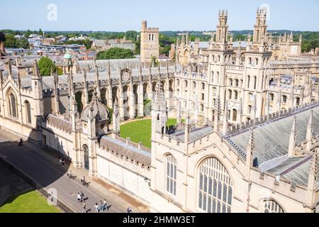 All Souls College di Oxford, Inghilterra, come si vede dalla Università la chiesa di Santa Maria Vergine. Foto Stock