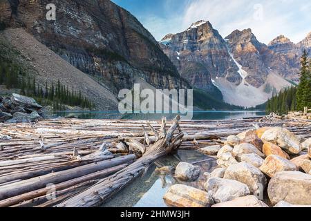 Alba sul Lago Moraine, il Parco Nazionale di Banff, Alberta, Canada Foto Stock