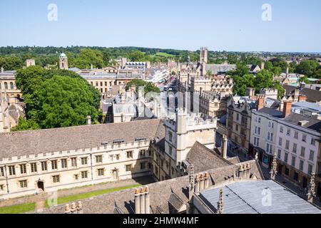 All Souls College (dettaglio) e High Street Oxford, Inghilterra, come visto dalla Chiesa Universitaria di St Mary the Virgin. Foto Stock