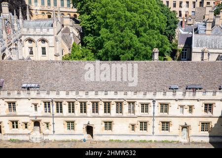 All Souls College (dettaglio) a Oxford, Inghilterra, come visto dalla Chiesa Universitaria di St Mary the Virgin. Foto Stock