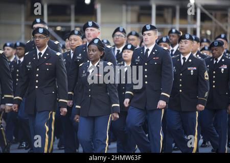 US Army Soldiers march in the Veterans Day Parade up 5th Avenue a New York City nel 2018 commemorando il 100th anniversario della fine della guerra mondiale l. (Divisa del Servizio militare, ASU, indossata in eventi formali.) Foto Stock