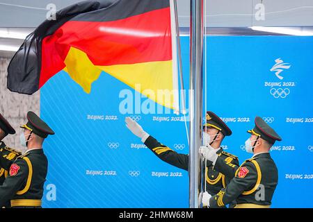 Yanqing, Cina. 12th Feb 2022. Olimpiadi, scheletro, donne, cerimonia di premiazione, al National Sliding Centre, la bandiera tedesca è issata. Credit: Michael Kappeler/dpa-Zentralbild/dpa/Alamy Live News Foto Stock