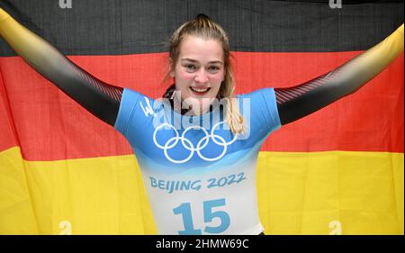 Yanqing, Cina. 12th Feb 2022. Hannah Neise, in Germania, celebra la vittoria dell'oro olimpico nello scheletro dopo aver concluso l'evento a Yanking, sede dello sport alle Olimpiadi di Pechino. Credit: Robert Michael/dpa-Zentralbild/dpa/Alamy Live News Foto Stock