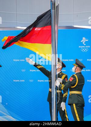 Yanqing, Cina. 12th Feb 2022. Olimpiadi, scheletro, donne, cerimonia di premiazione, al National Sliding Centre, la bandiera tedesca è issata. Credit: Michael Kappeler/dpa-Zentralbild/dpa/Alamy Live News Foto Stock