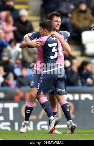 Il Dominic Hyam di Coventry City (a destra) festeggia con Ryan Howley dopo aver segnato il primo gol della partita durante la partita del campionato Sky Bet al Select Car Leasing Stadium di Reading. Data foto: Sabato 12 febbraio 2022. Foto Stock