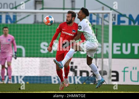 Germania. 12th Feb 2022. Fuerth. 12th Feb 2022. Lucas TOUSART (Hertha BSC), azione, duelli contro Jeremy DUDZIAK (Fuerth). Calcio 1st Bundesliga stagione 2021/2022, 22nd matchday, matchday22, Greuther Furth - Hertha BSC, il 12th febbraio 2022, Sportpark Ronhof Thomas Sommer a Fuerth. Credit: dpa/Alamy Live News Credit: dpa picture Alliance/Alamy Live News Foto Stock