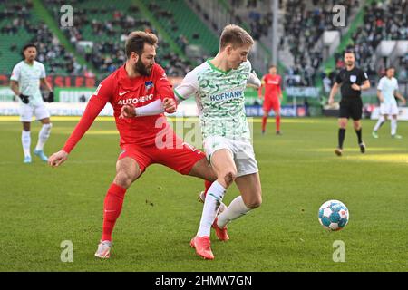 Germania. 12th Feb 2022. Fuerth. 12th Feb 2022. Lucas TOUSART (Hertha BSC), azione, duelli contro Gian Luca ITTER (Fuerth). Calcio 1st Bundesliga stagione 2021/2022, 22nd matchday, matchday22, Greuther Furth - Hertha BSC, il 12th febbraio 2022, Sportpark Ronhof Thomas Sommer a Fuerth. Credit: dpa/Alamy Live News Credit: dpa picture Alliance/Alamy Live News Foto Stock