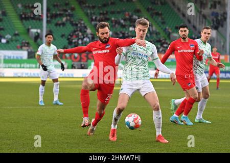 Germania. 12th Feb 2022. Fuerth. 12th Feb 2022. Lucas TOUSART (Hertha BSC), azione, duelli contro Gian Luca ITTER (Fuerth). Calcio 1st Bundesliga stagione 2021/2022, 22nd matchday, matchday22, Greuther Furth - Hertha BSC, il 12th febbraio 2022, Sportpark Ronhof Thomas Sommer a Fuerth. Credit: dpa/Alamy Live News Credit: dpa picture Alliance/Alamy Live News Foto Stock