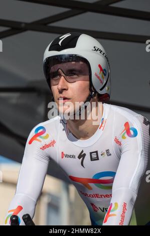 Fabien Doubey (team TotalEnergies) visto allerta all'inizio del prologo.l'edizione 7th del Tour de la Provence si svolge dal 10 al 13 febbraio 2022. La gara ha 3 tappe e un prologo. Il prologo è un periodo di prova di 7,1 chilometri nella città di Berre-l'etang (Bouches-du-Rhone). Il vincitore del prologo è Filippo Ganna. Credit: SOPA Images Limited/Alamy Live News Foto Stock